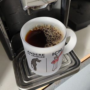 Witziger Kaffeebecher für den 44. Geburtstag mit Motiv: Andere und ich