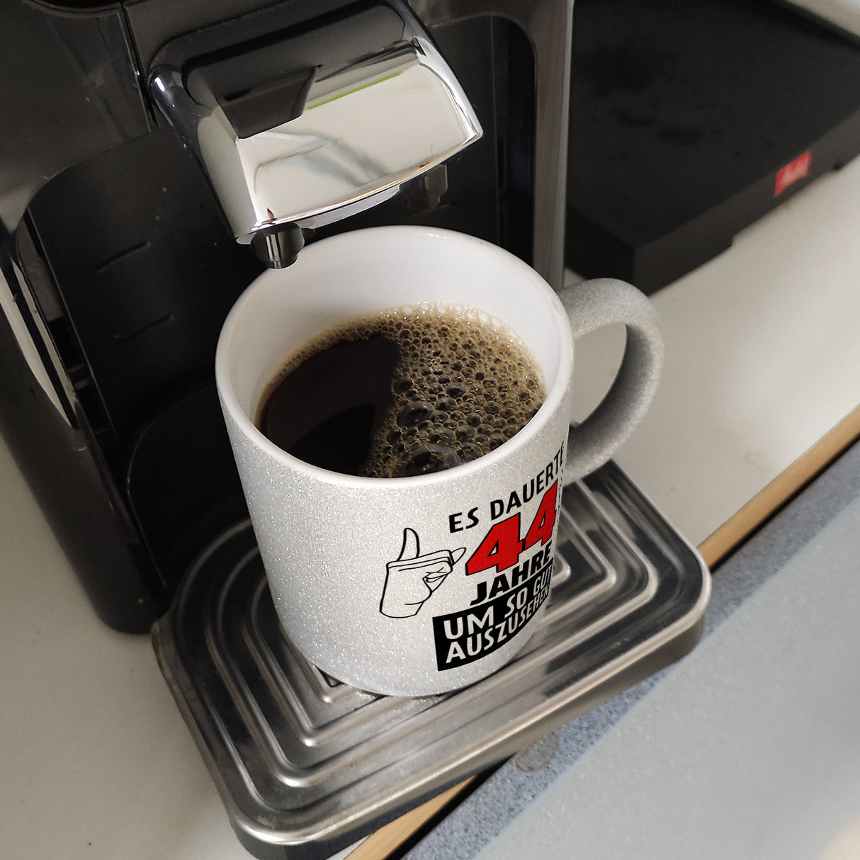 Witziger Kaffeebecher für den 44. Geburtstag mit Motiv: Gutes Aussehen