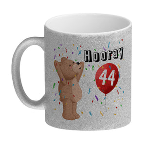 Witziger Kaffeebecher für den 44. Geburtstag mit Motiv: Hooray