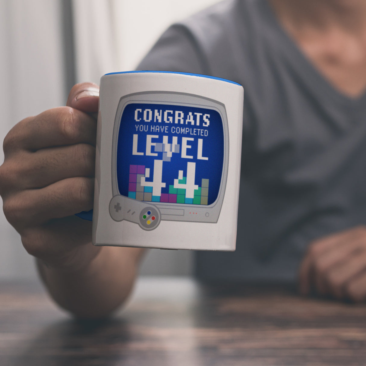 Witziger Kaffeebecher für den 44. Geburtstag mit Motiv: Gamer