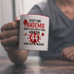 Witziger Kaffeebecher für den 44. Geburtstag mit Motiv: Pandemie
