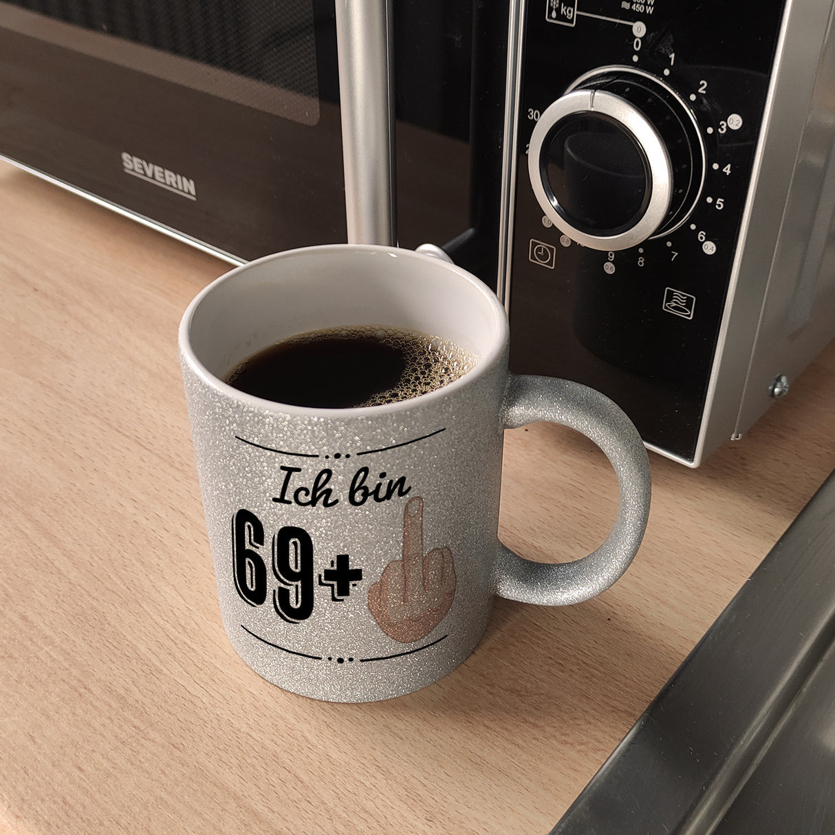 Witziger Kaffeebecher für den 70. Geburtstag mit Motiv: Mittelfinger
