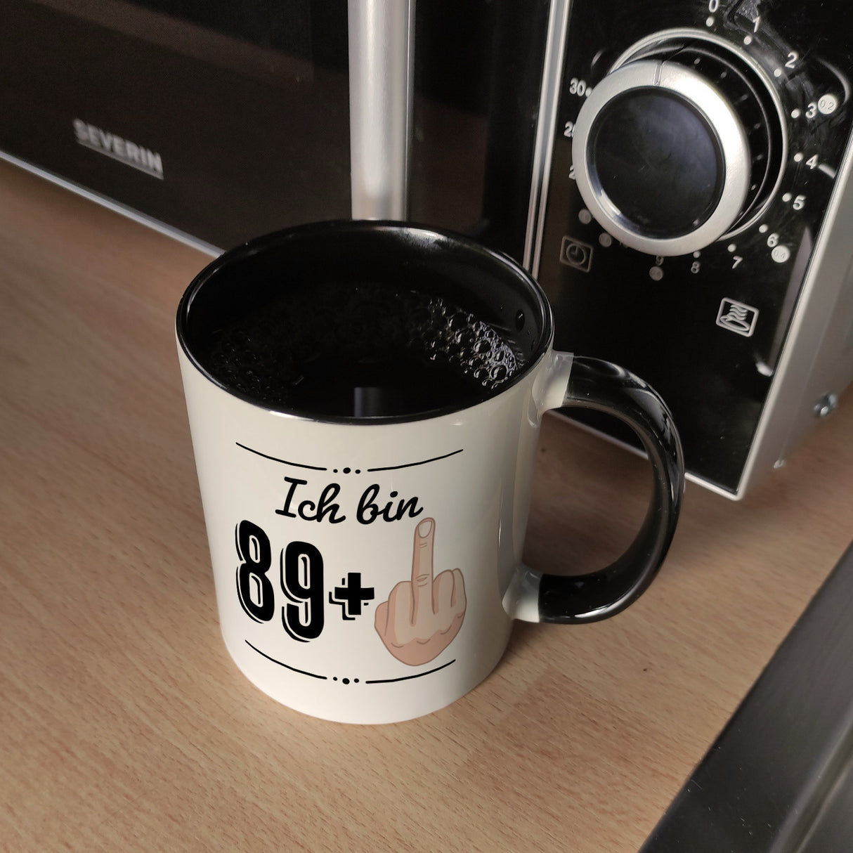 Witziger Kaffeebecher für den 90. Geburtstag mit Motiv: Mittelfinger
