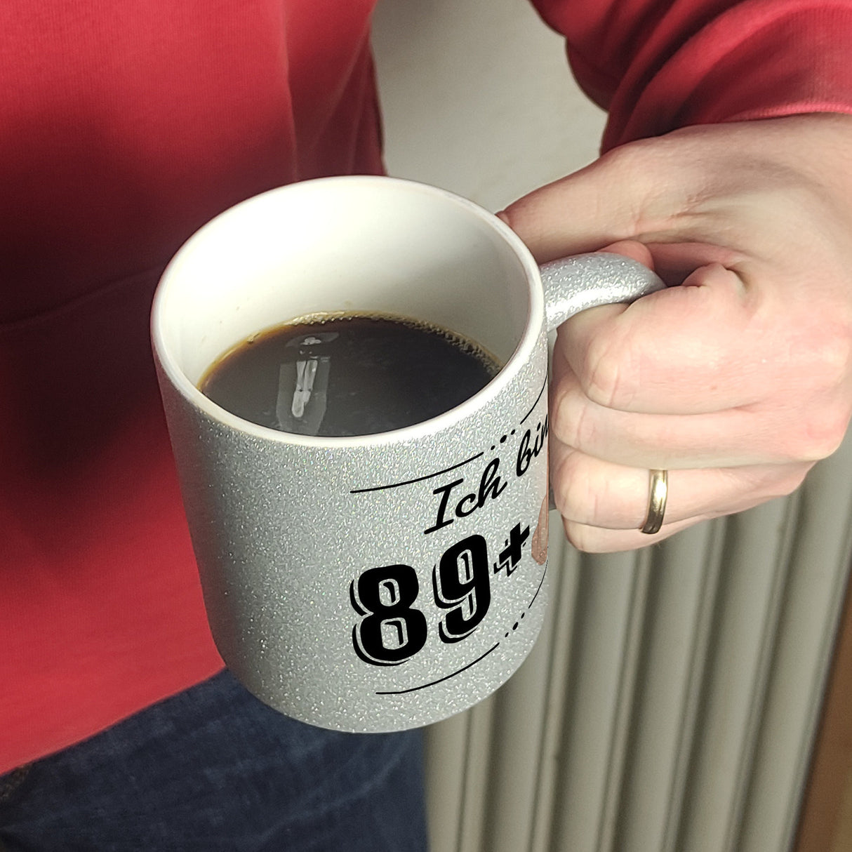 Witziger Kaffeebecher für den 90. Geburtstag mit Motiv: Mittelfinger
