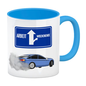 Arbeit oder Wochenende witziger Kaffeebecher mit driftendem Auto