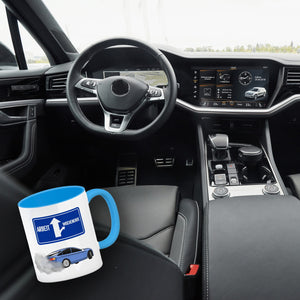 Arbeit oder Wochenende witziger Kaffeebecher mit driftendem Auto