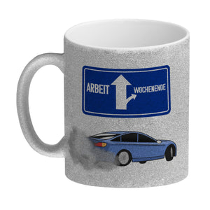 Arbeit oder Wochenende witziger Kaffeebecher mit driftendem Auto
