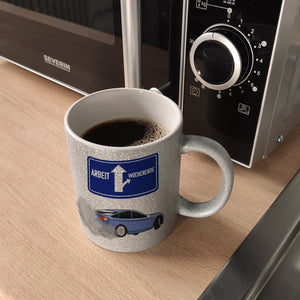 Arbeit oder Wochenende witziger Kaffeebecher mit driftendem Auto