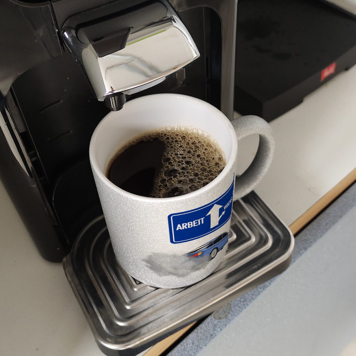 Arbeit oder Wochenende witziger Kaffeebecher mit driftendem Auto