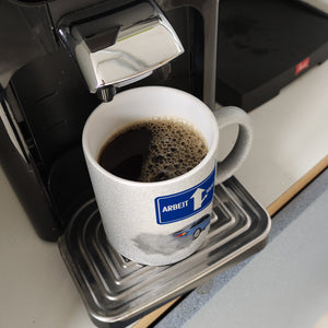 Arbeit oder Wochenende witziger Kaffeebecher mit driftendem Auto