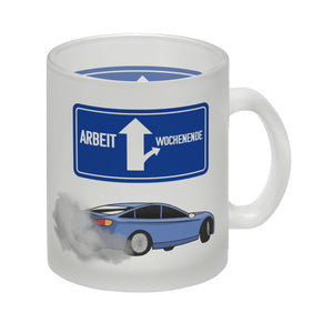 Arbeit oder Wochenende witziger Kaffeebecher mit driftendem Auto