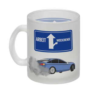 Arbeit oder Wochenende witziger Kaffeebecher mit driftendem Auto