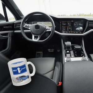 Arbeit oder Wochenende witziger Kaffeebecher mit driftendem Auto