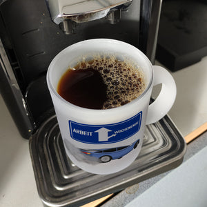Arbeit oder Wochenende witziger Kaffeebecher mit driftendem Auto