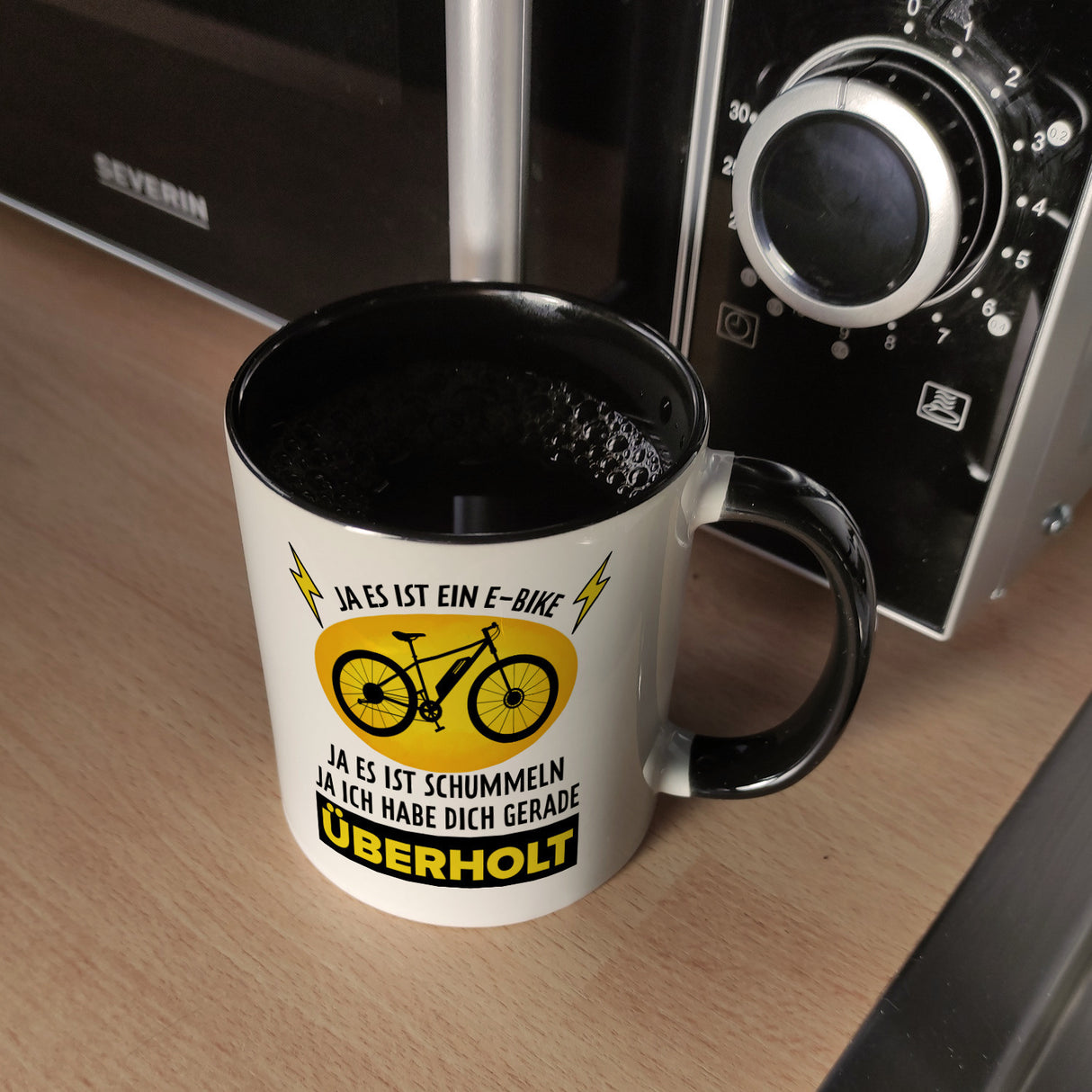 Ja es ist ein E-Bike Kaffeebecher mit lustigem Spruch
