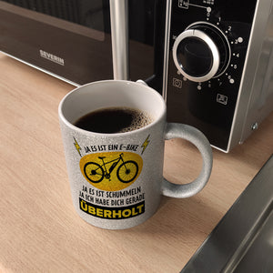 Ja es ist ein E-Bike Kaffeebecher mit lustigem Spruch