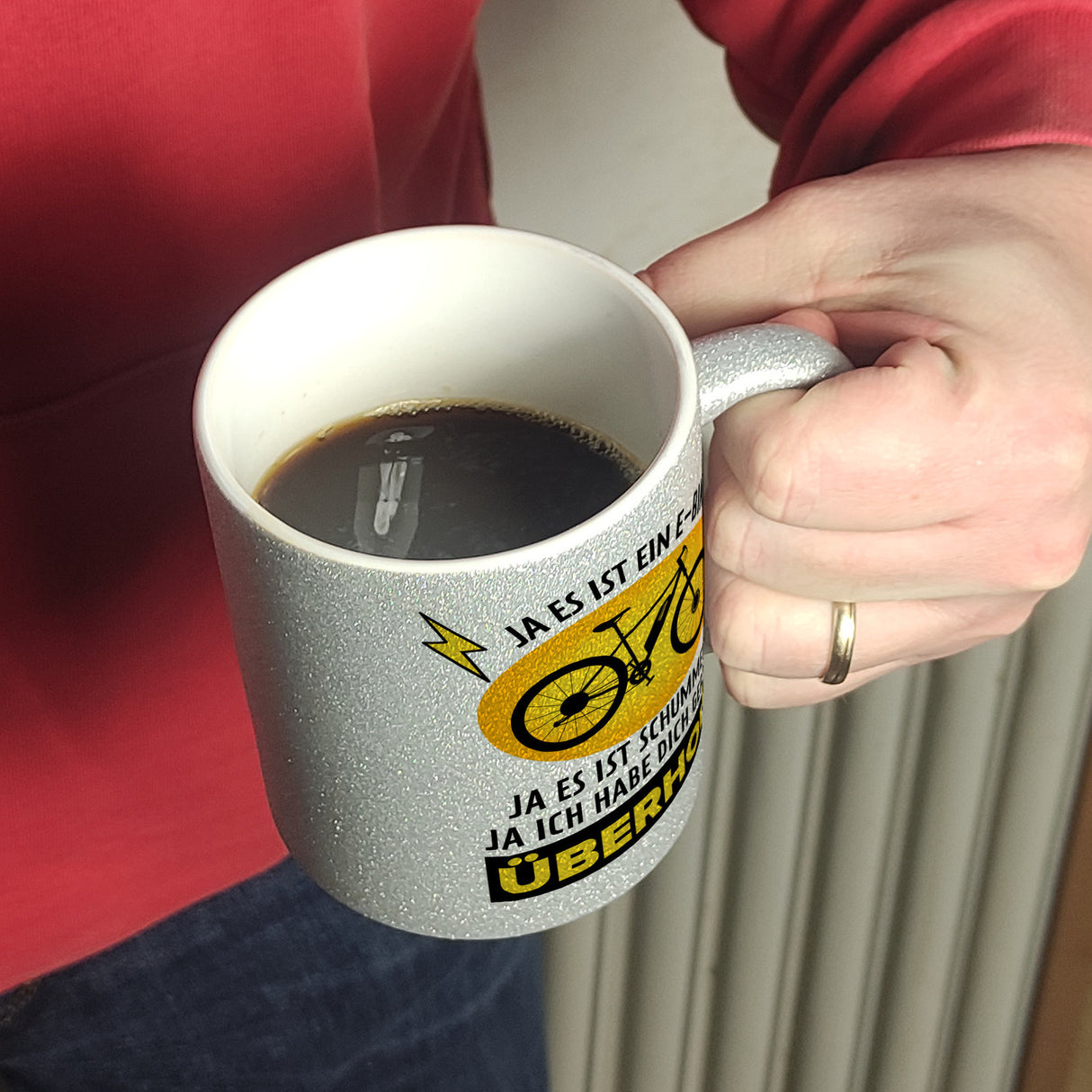Ja es ist ein E-Bike Kaffeebecher mit lustigem Spruch