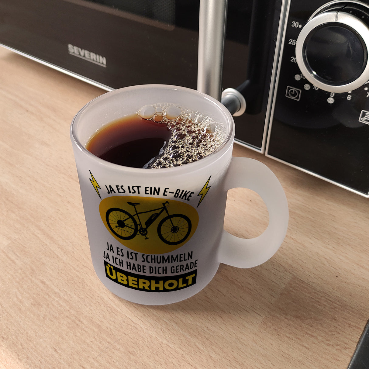 Ja es ist ein E-Bike Kaffeebecher mit lustigem Spruch