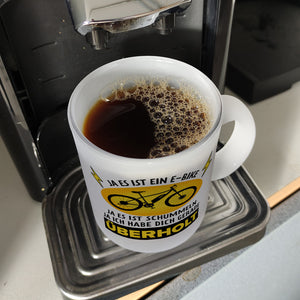 Ja es ist ein E-Bike Kaffeebecher mit lustigem Spruch