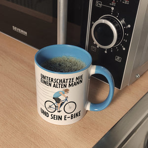 Unterschätze nie einen alten Mann und sein E-Bike Kaffeebecher