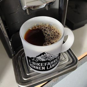 E-Bikefahrer können länger Kaffeebecher