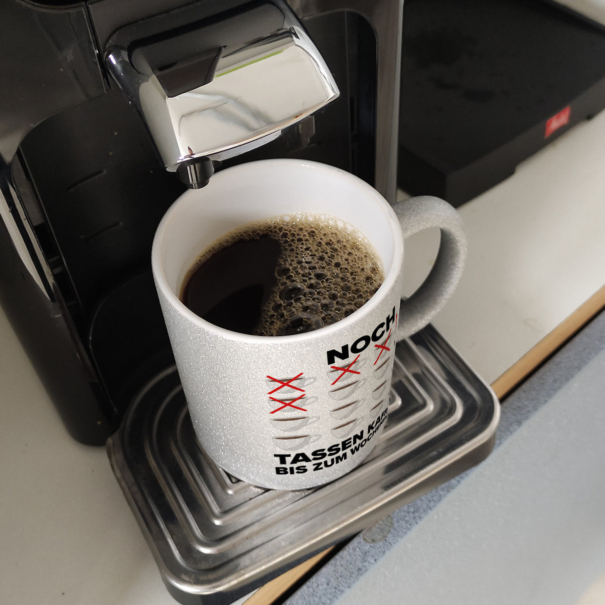 Noch so viele Tassen Kaffee bis zum Wochenende Kaffeebecher für die Arbeit