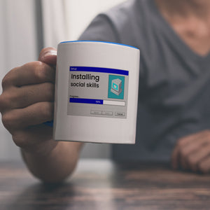 Installing social skills Kaffeebecher mit Computer Motiv