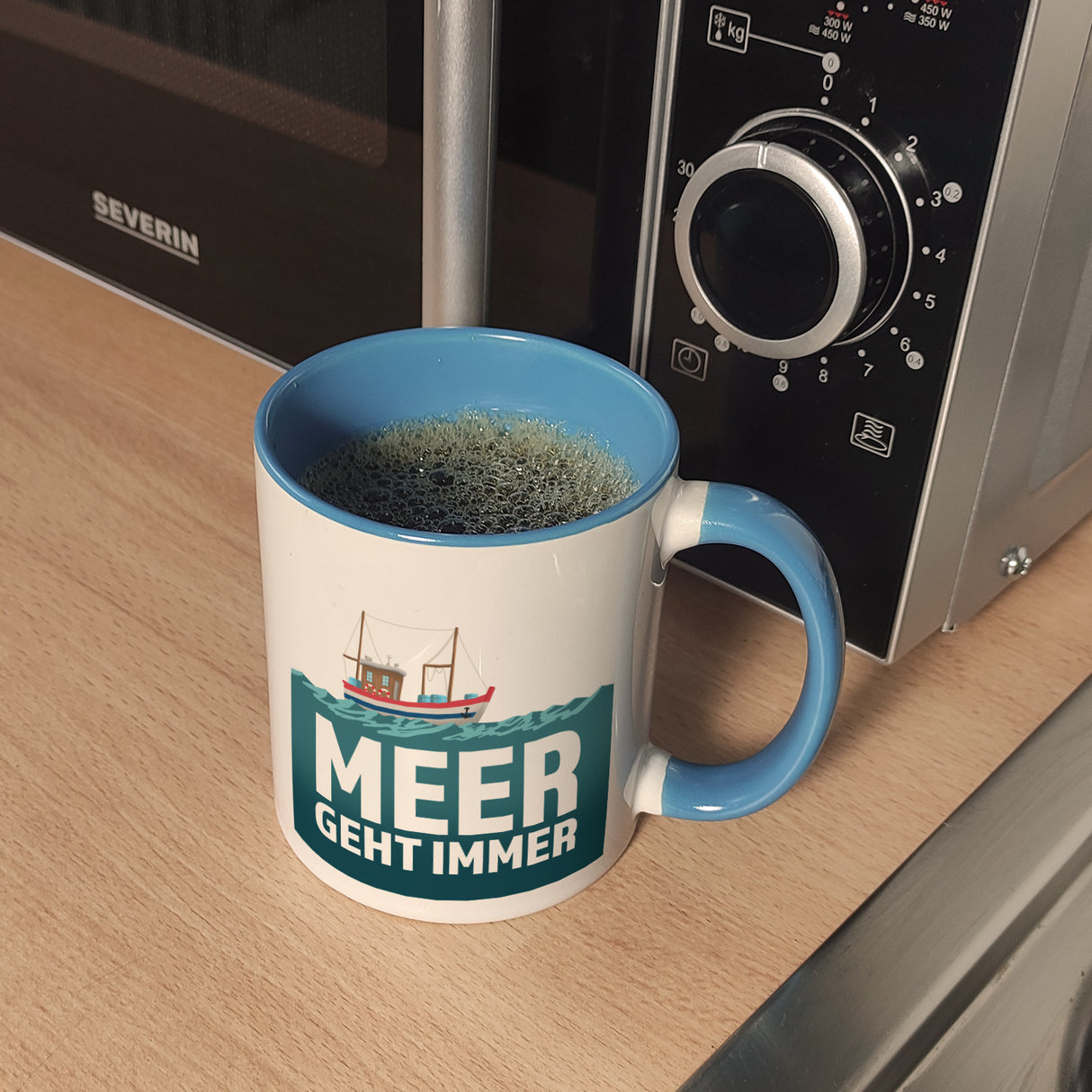 Meer geht immer Kaffeebecher mit Boot für Urlauber
