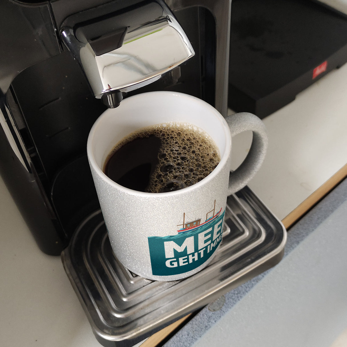 Meer geht immer Kaffeebecher mit Boot für Urlauber