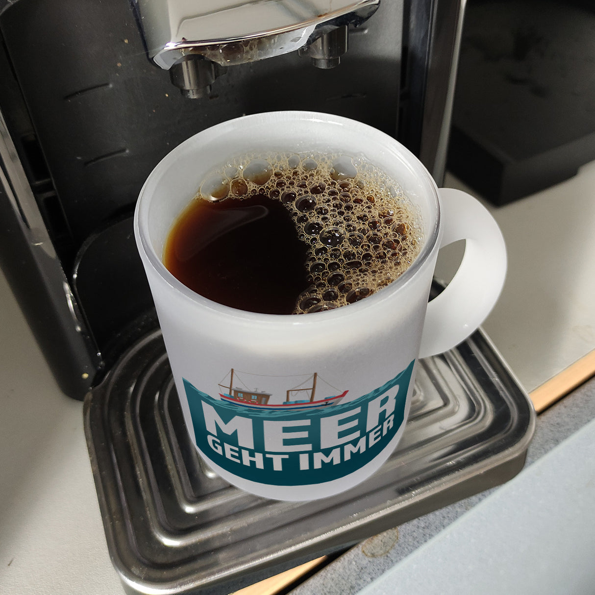 Meer geht immer Kaffeebecher mit Boot für Urlauber