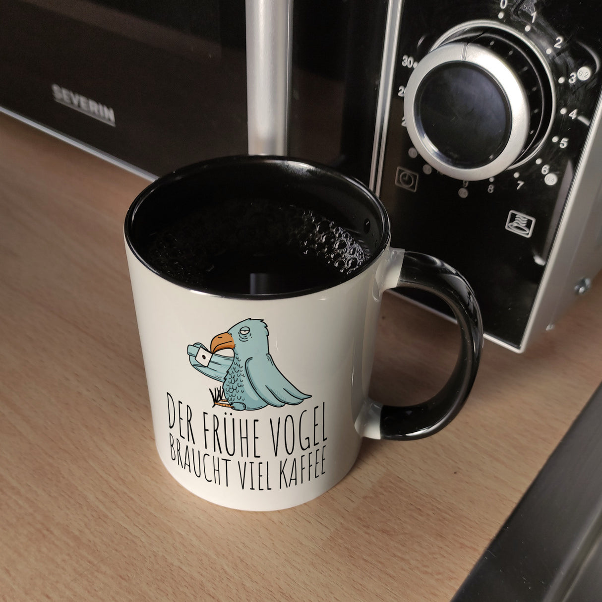 Der frühe Vogel braucht viel Kaffee Kaffeebecher