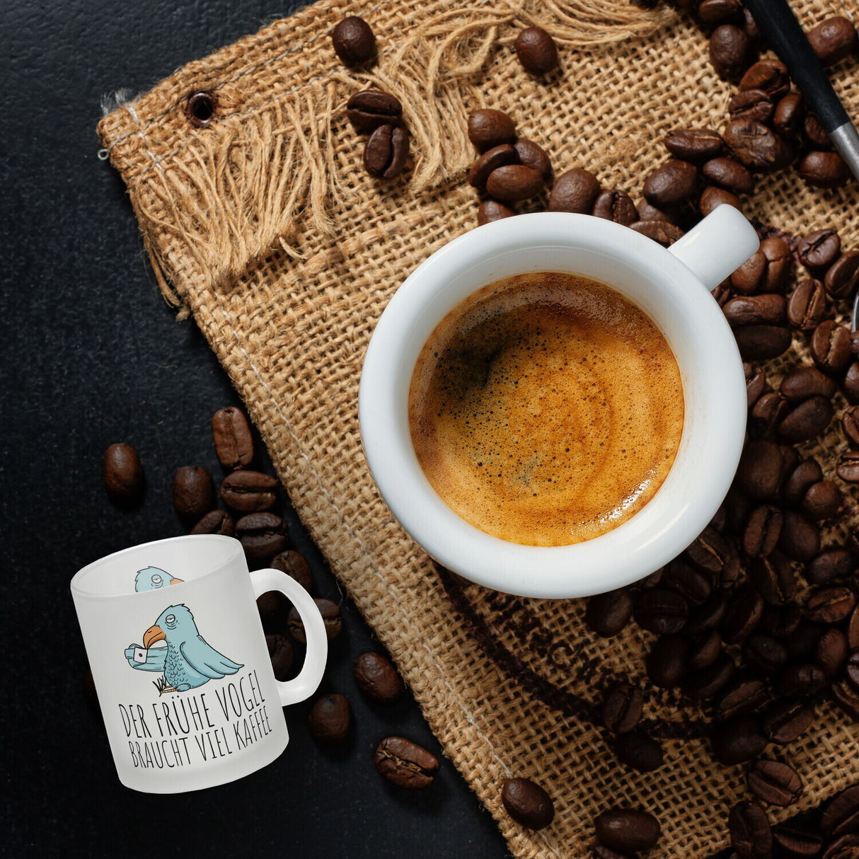 Der frühe Vogel braucht viel Kaffee Kaffeebecher
