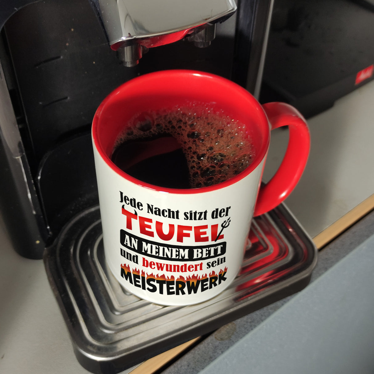 Jede Nacht sitzt der Teufel an meinem Bett… Kaffeebecher