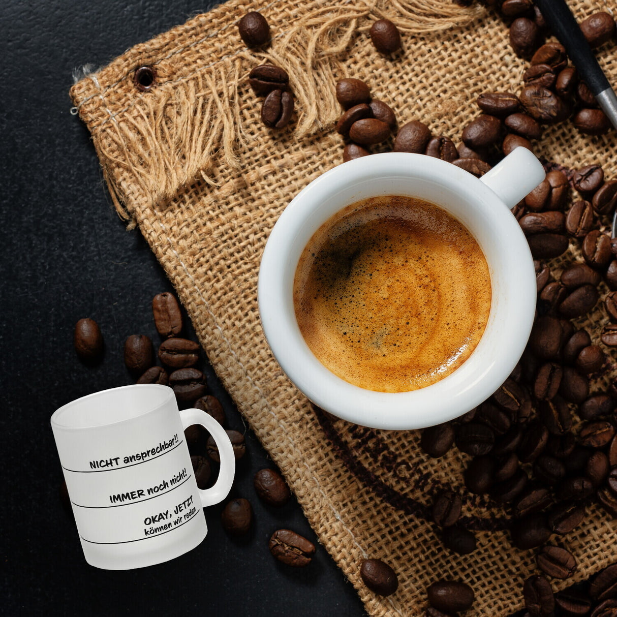 Ohne Kaffee nicht ansprechbar Kaffeebecher mit verschiedenen Gemütslagen