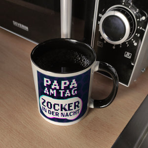 Papa am Tag - Zocker in der Nacht Kaffeebecher für Gamer und Väter