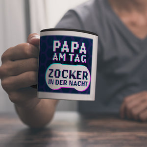 Papa am Tag - Zocker in der Nacht Kaffeebecher für Gamer und Väter