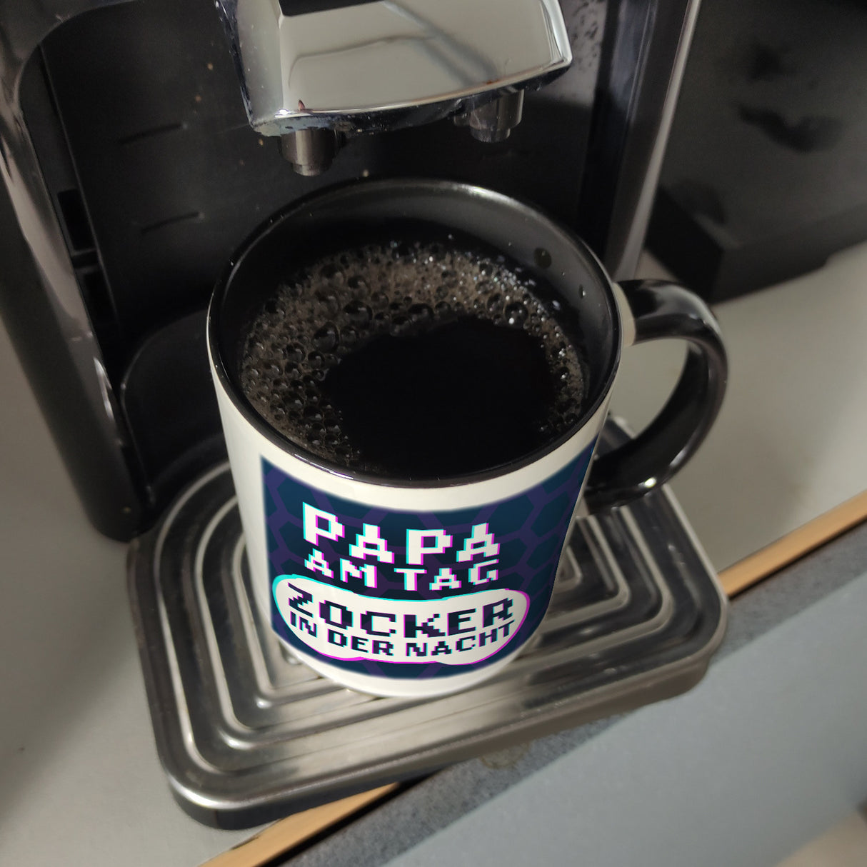 Papa am Tag - Zocker in der Nacht Kaffeebecher für Gamer und Väter