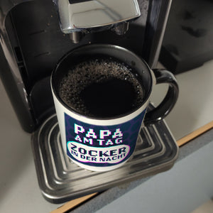 Papa am Tag - Zocker in der Nacht Kaffeebecher für Gamer und Väter