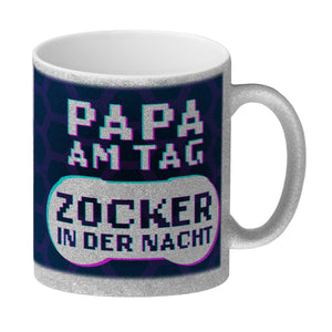 Papa am Tag - Zocker in der Nacht Kaffeebecher für Gamer und Väter