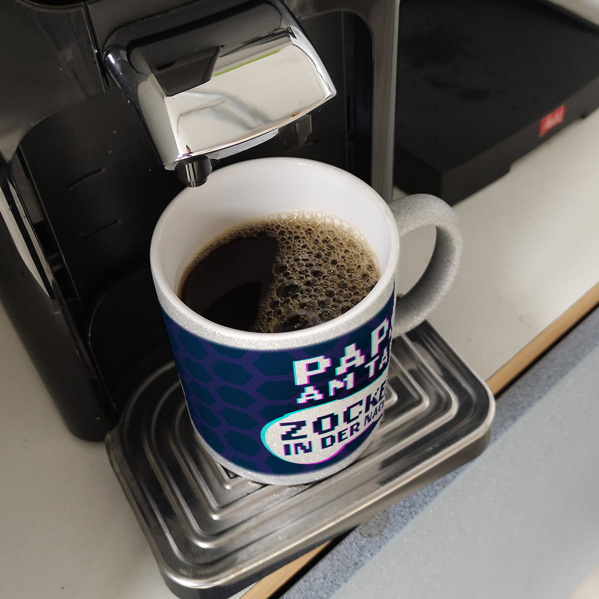 Papa am Tag - Zocker in der Nacht Kaffeebecher für Gamer und Väter