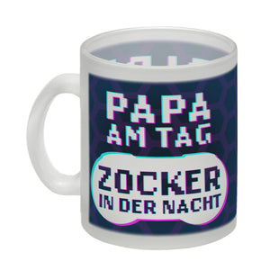 Papa am Tag - Zocker in der Nacht Kaffeebecher für Gamer und Väter