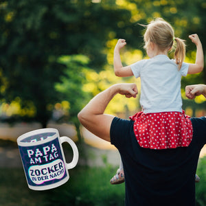 Papa am Tag - Zocker in der Nacht Kaffeebecher für Gamer und Väter