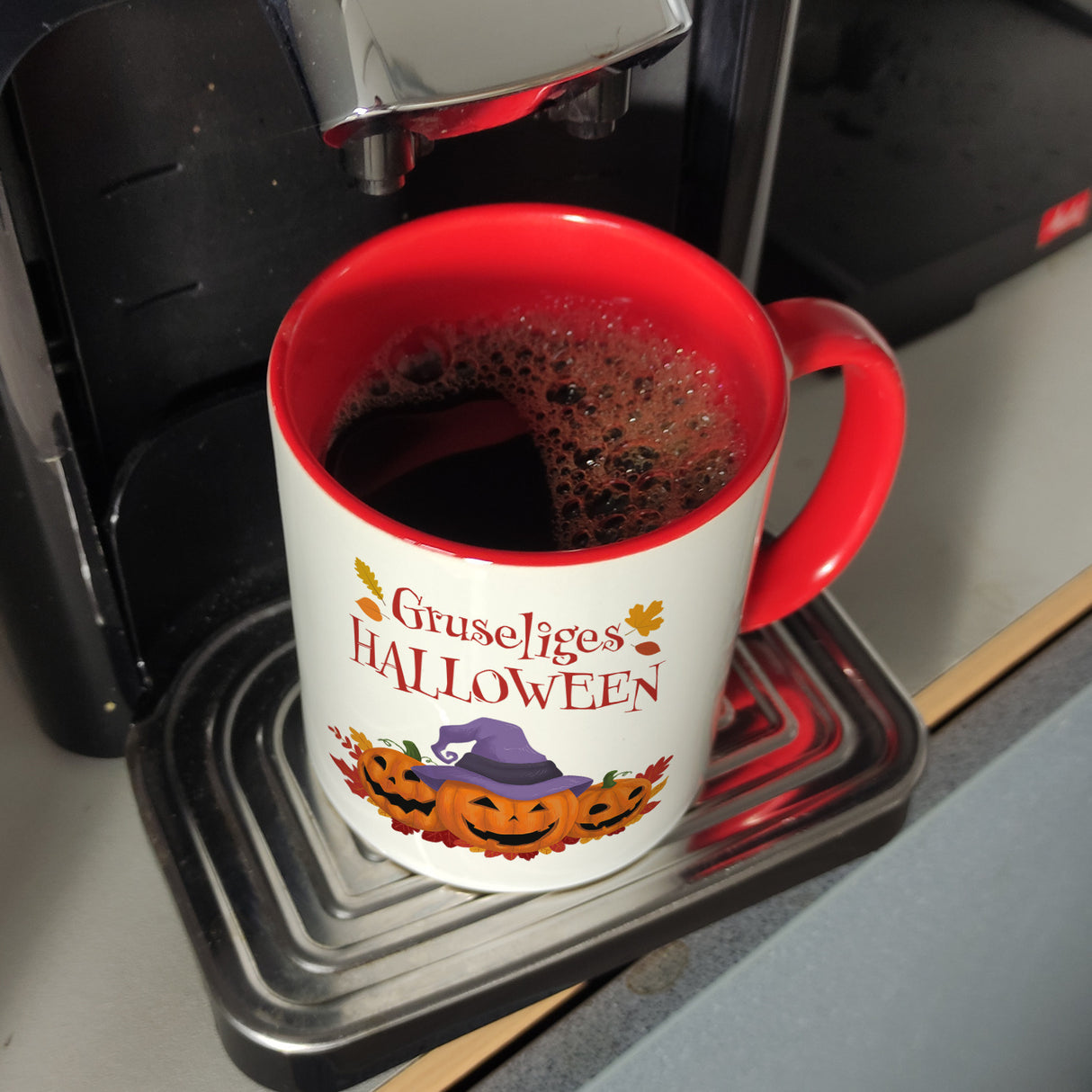 Gruseliges Halloween Kaffeebecher mit grinsenden Kürbissen