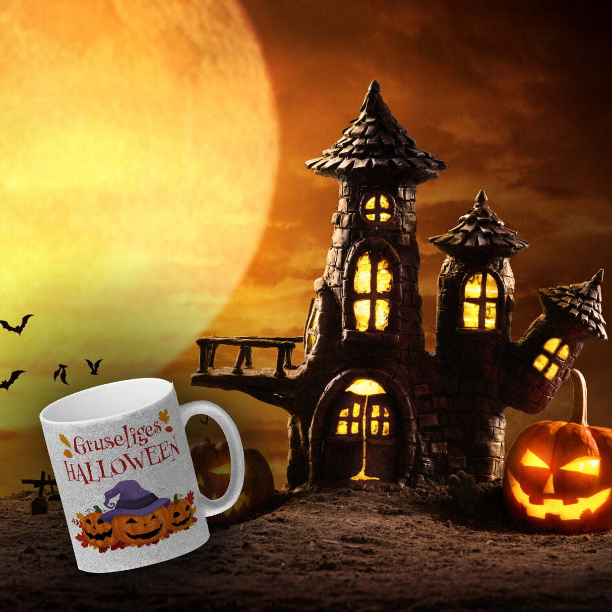 Gruseliges Halloween Kaffeebecher mit grinsenden Kürbissen