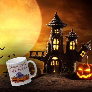 Gruseliges Halloween Kaffeebecher mit grinsenden Kürbissen