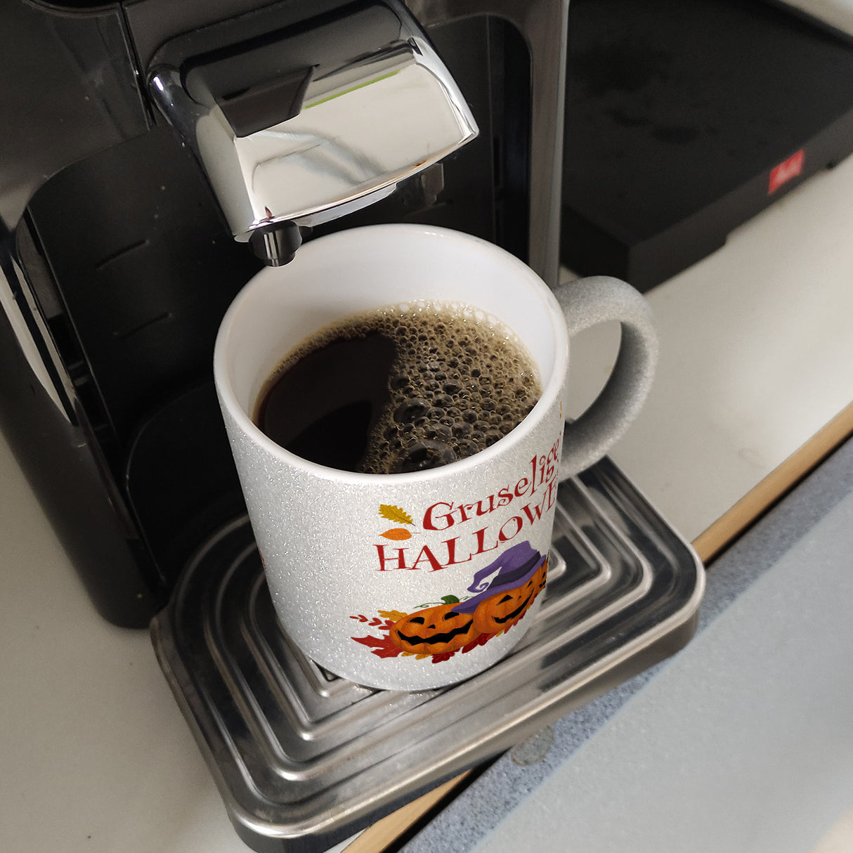 Gruseliges Halloween Kaffeebecher mit grinsenden Kürbissen