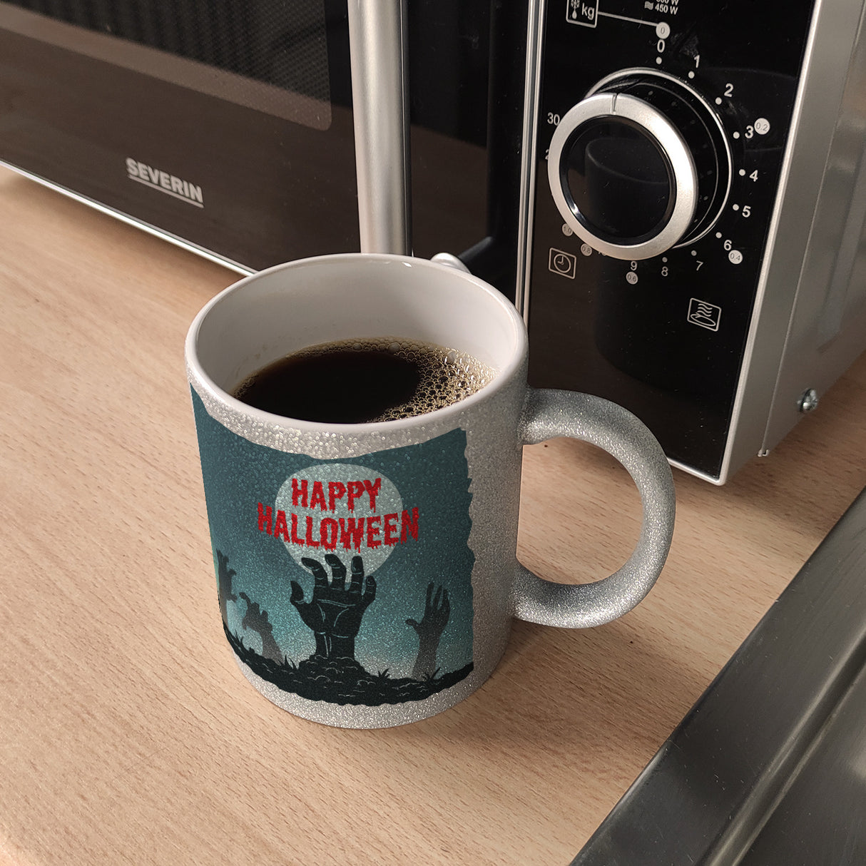 Happy Halloween Kaffeebecher mit gruseligen Zombiehänden