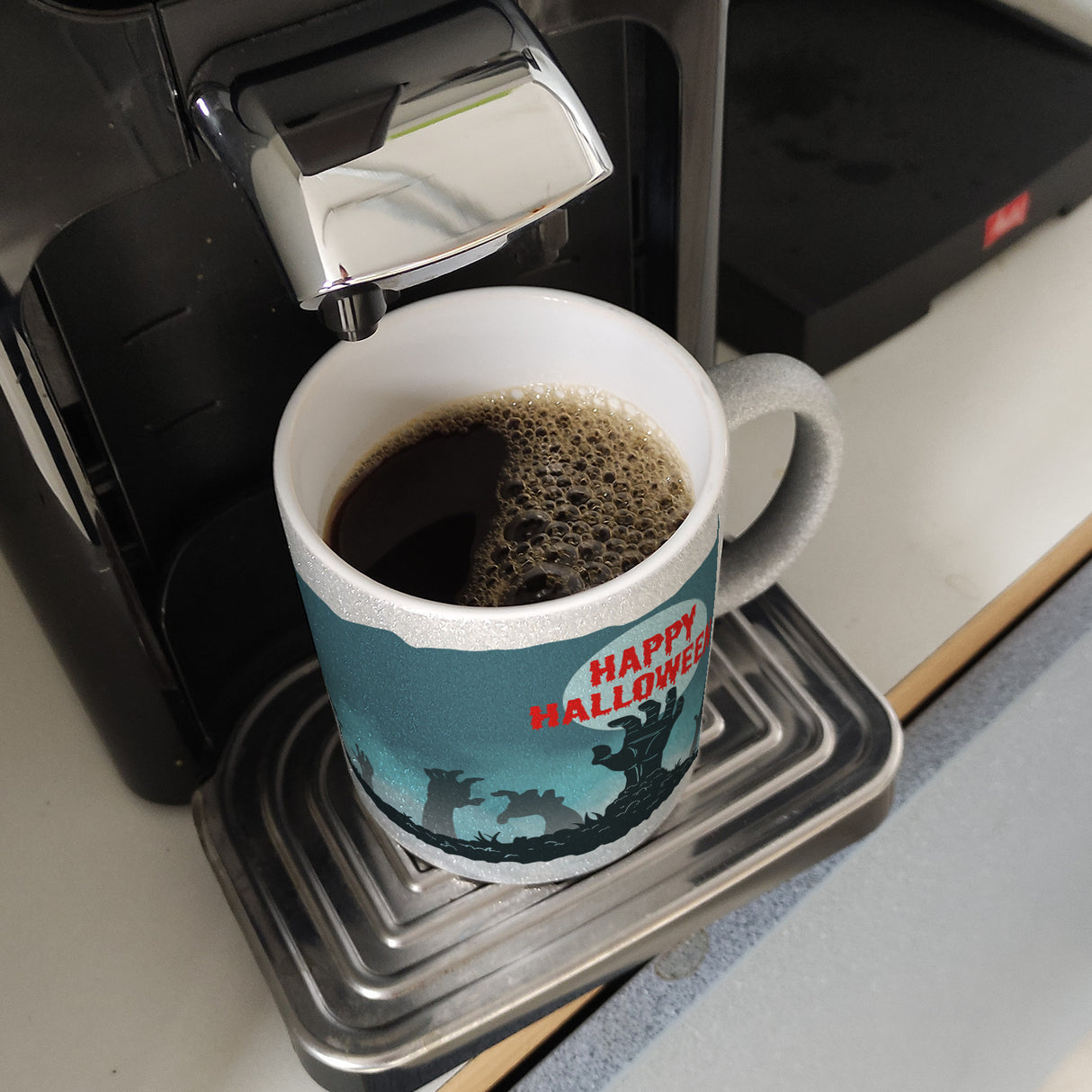 Happy Halloween Kaffeebecher mit gruseligen Zombiehänden