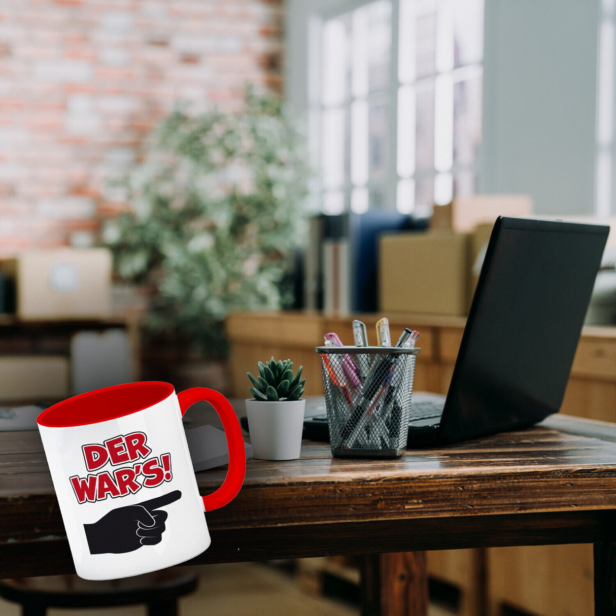 Der war’s Kaffeebecher mit beschuldigender Hand