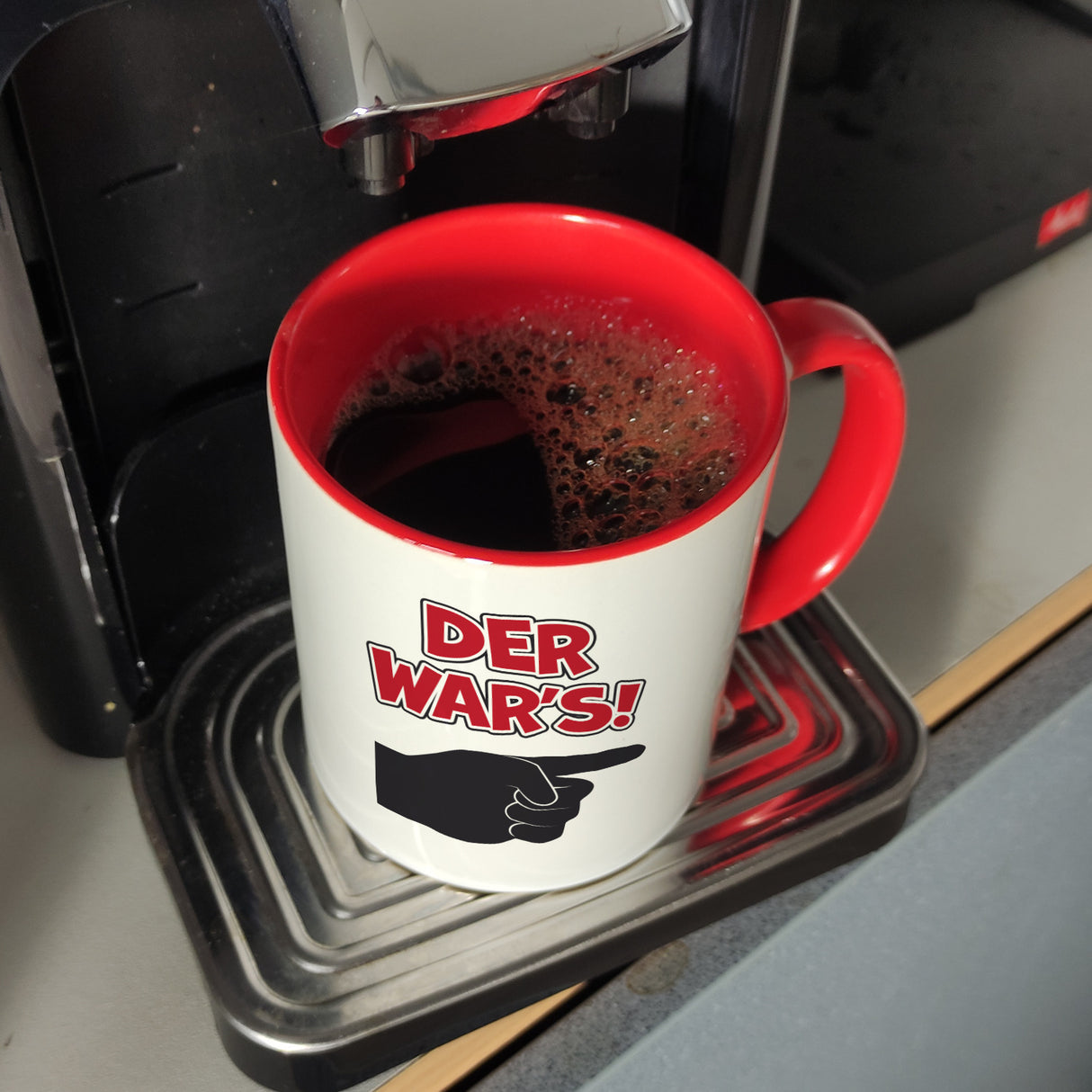 Der war’s Kaffeebecher mit beschuldigender Hand